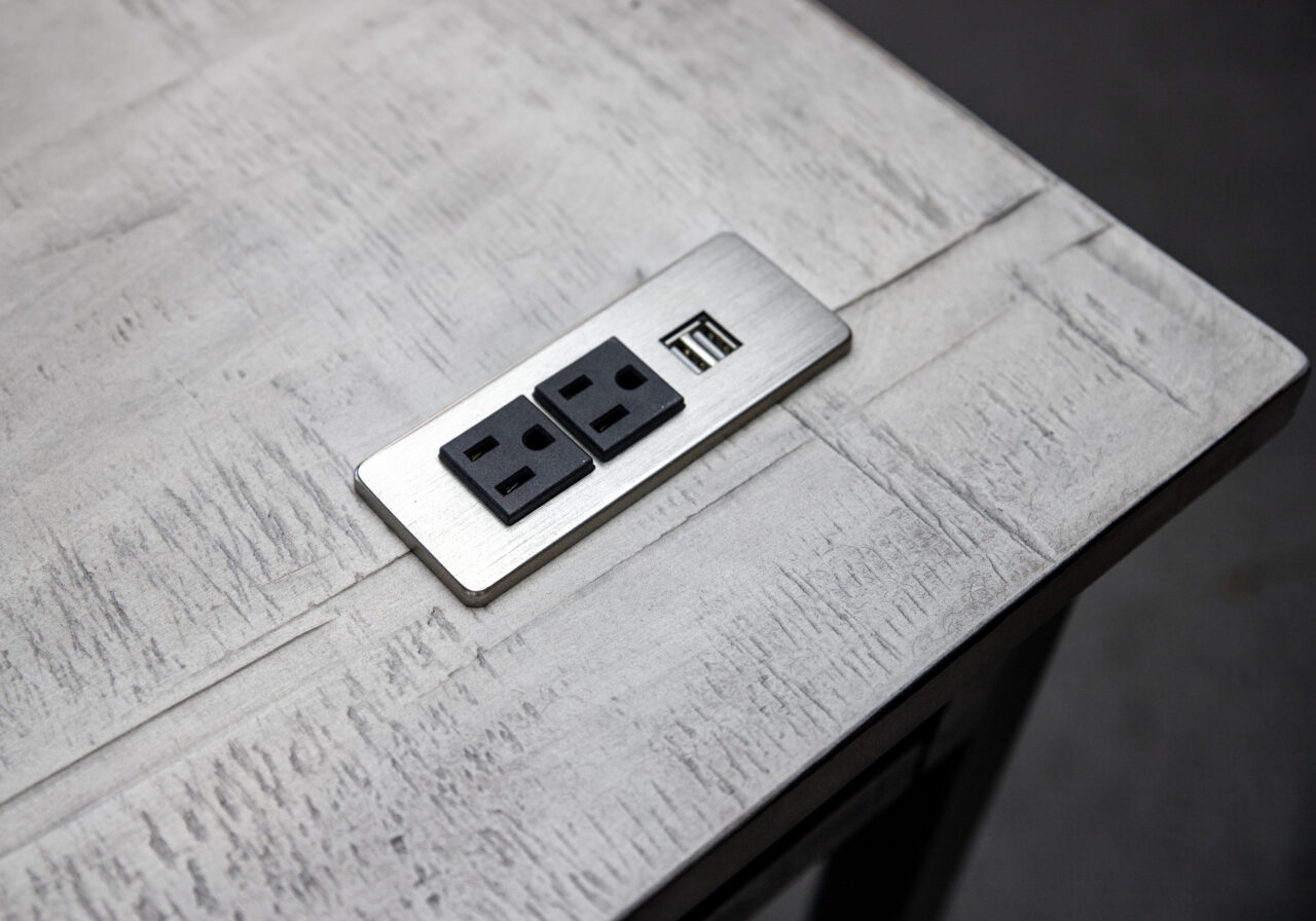 Mita Desk, Plugs, USB