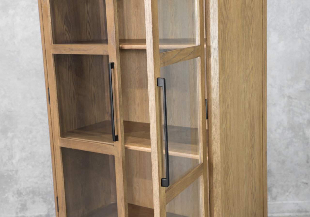 Tomas Dresser - Close Up