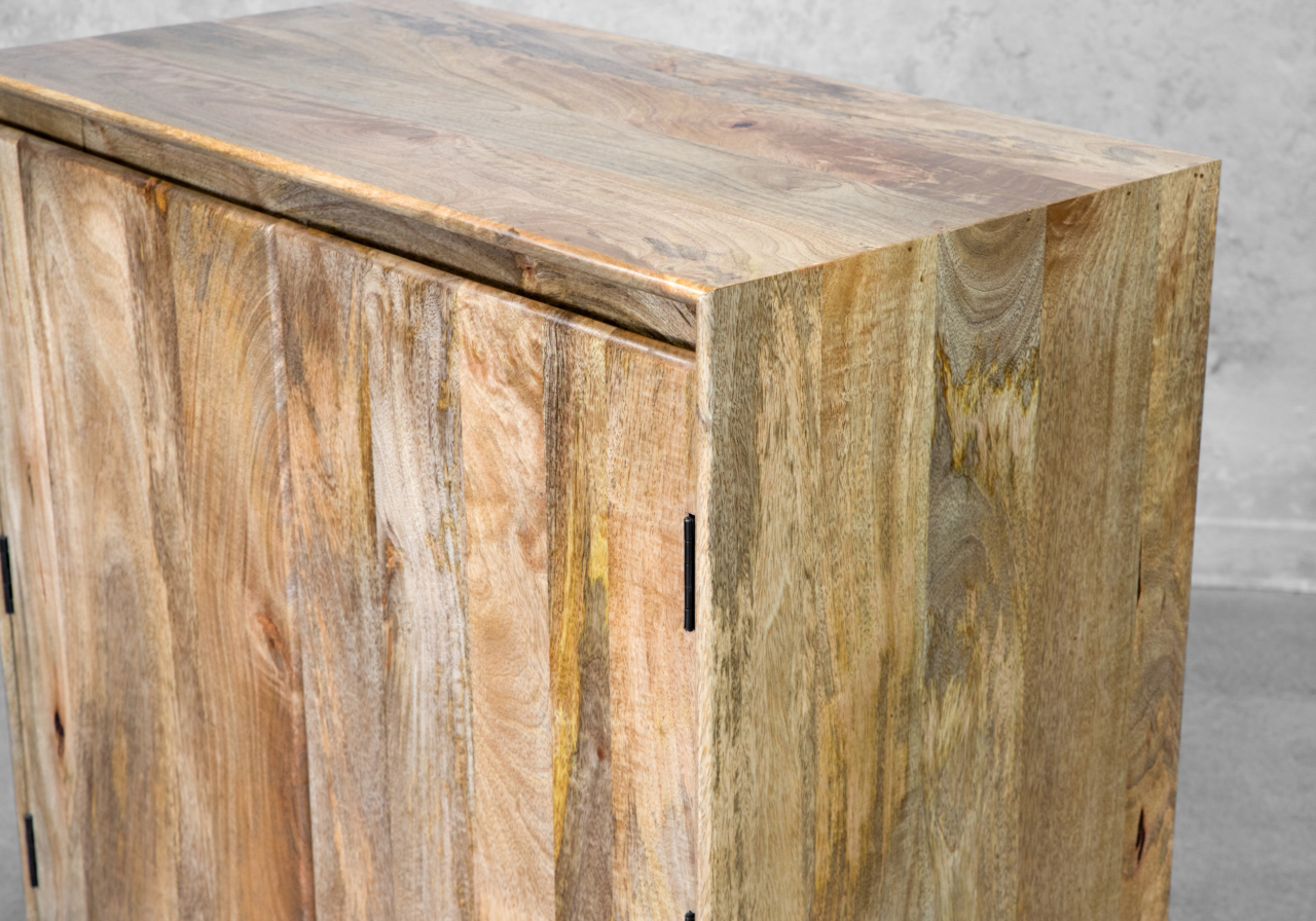 Gillheme Bar Cabinet - Close Up