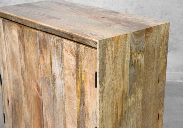 Gillheme Bar Cabinet - Close Up